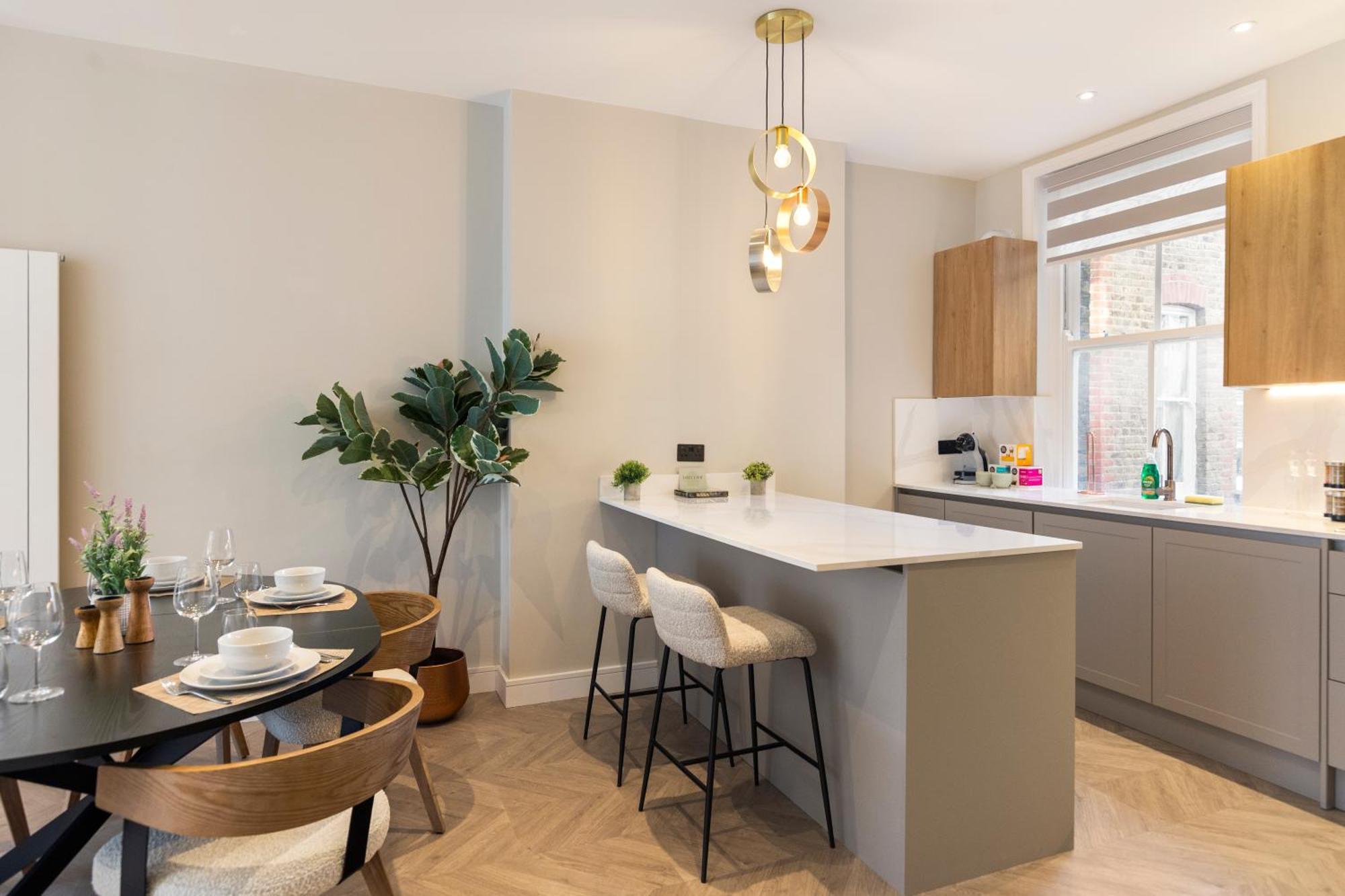 Luxury 3 Bedroom Flat 5 Min To Tube Station London