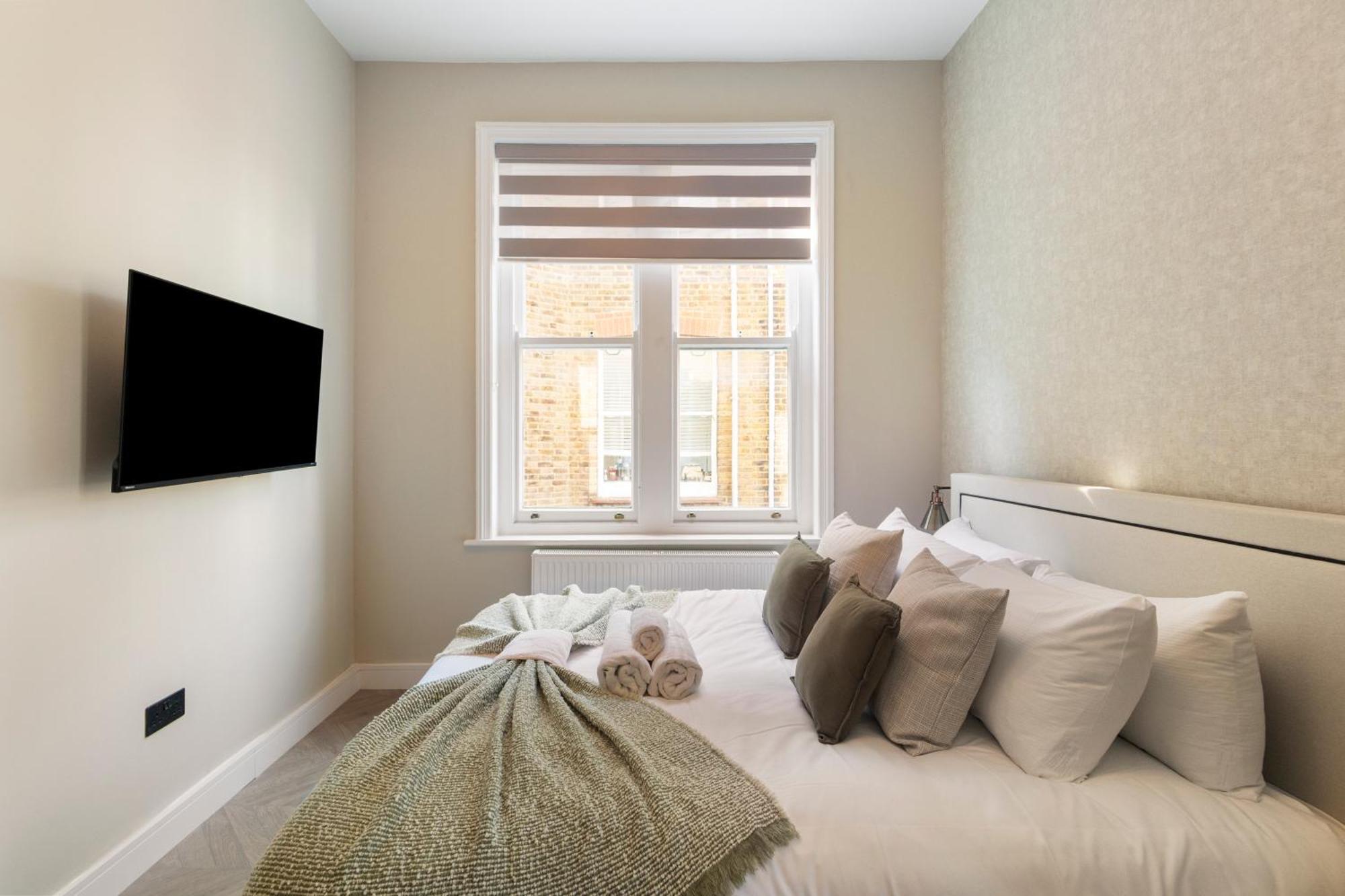 Luxury 3 Bedroom Flat 5 Min To Tube Station London