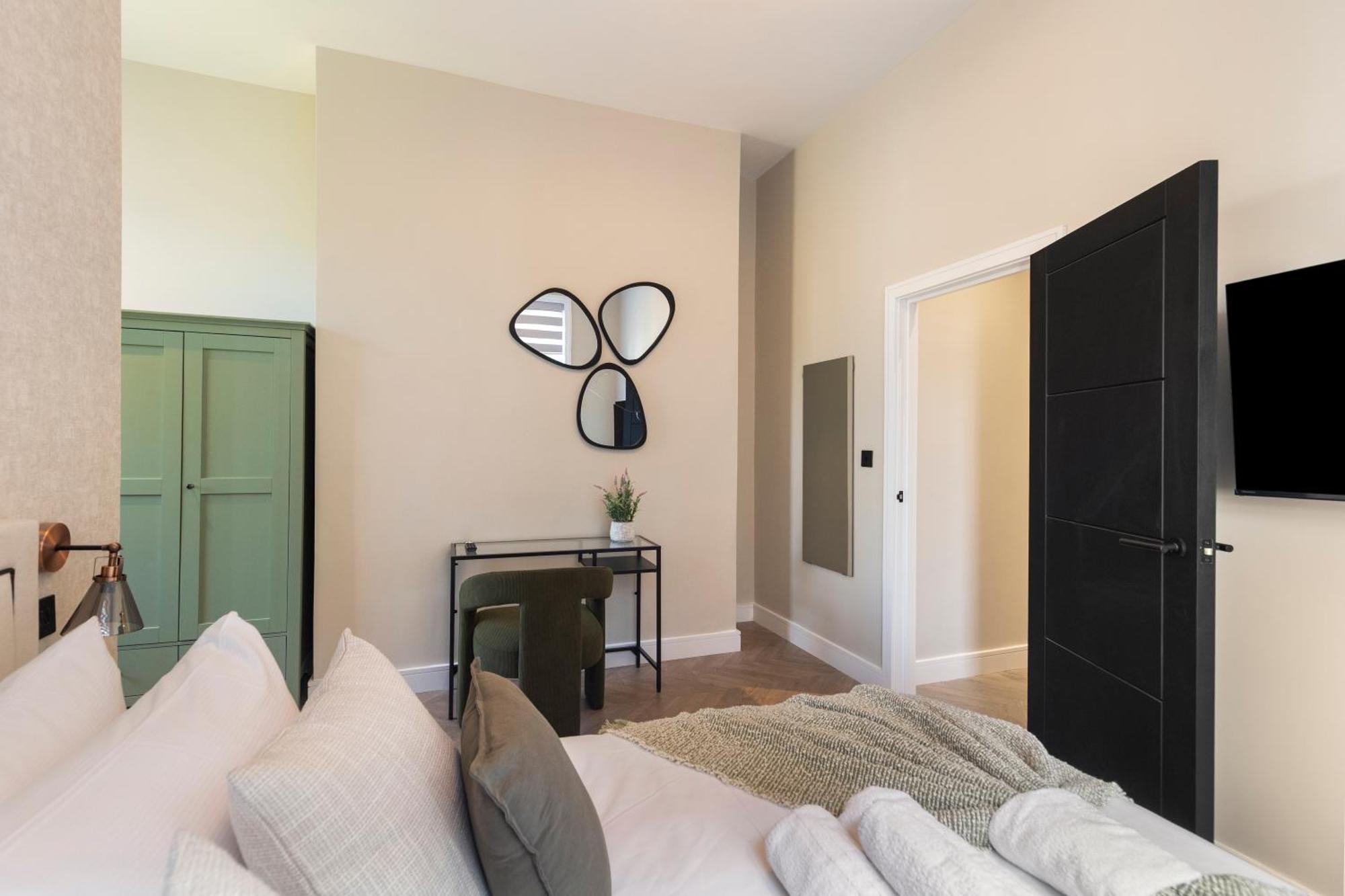 Luxury 3 Bedroom Flat 5 Min To Tube Station * London
