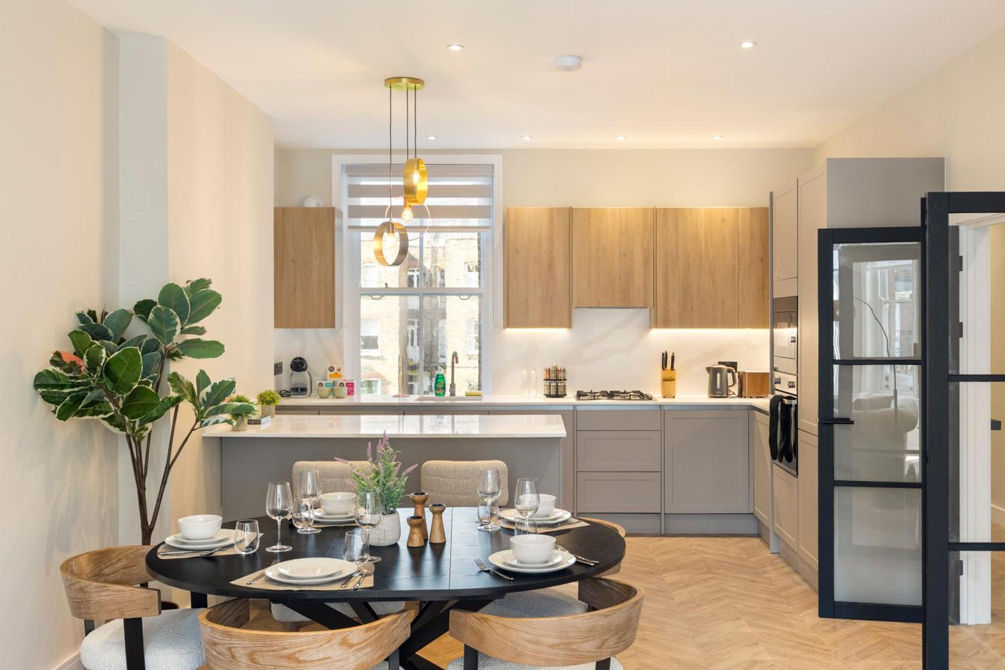 Luxury 3 Bedroom Flat 5 Min To Tube Station London