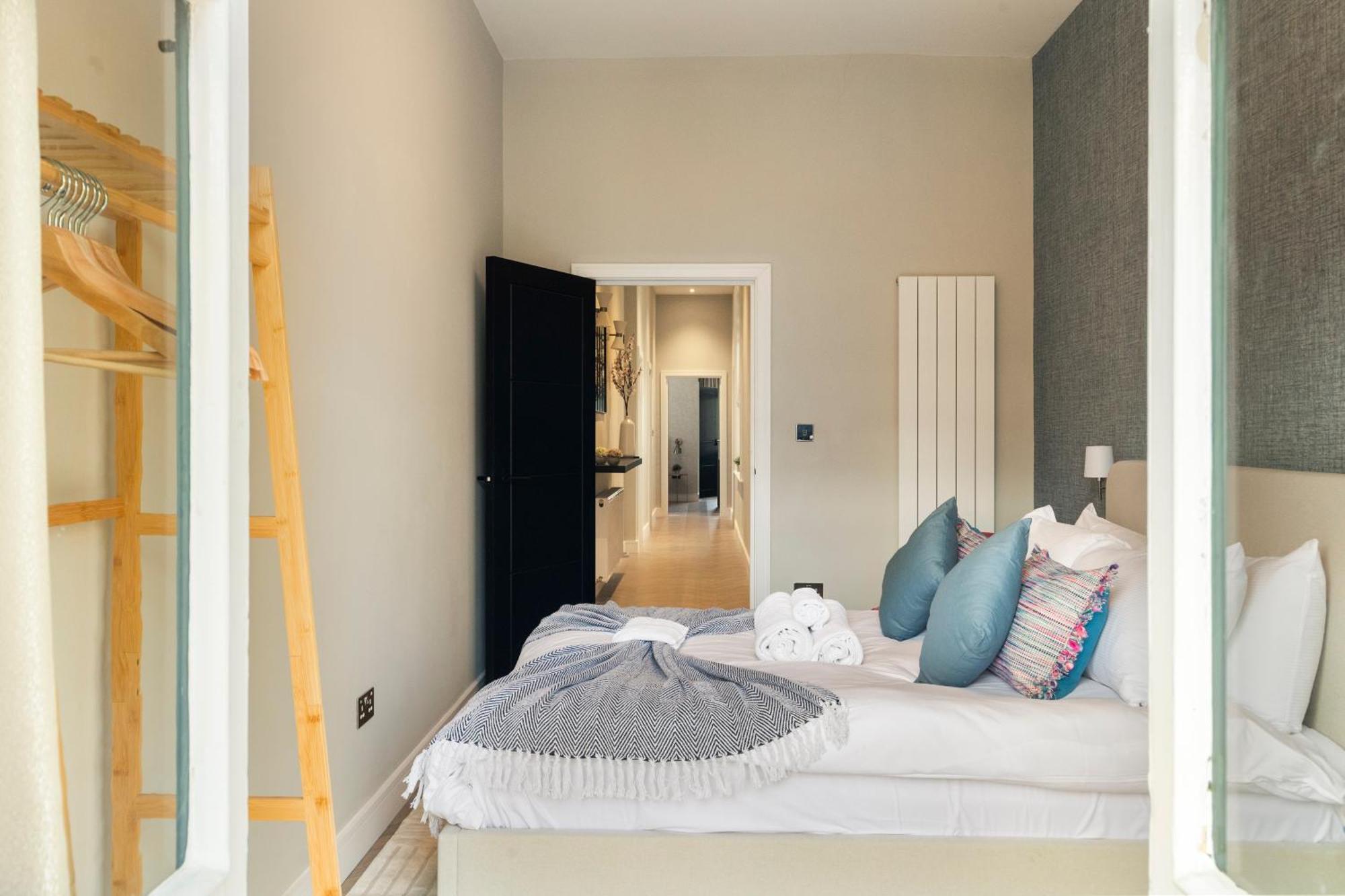 Luxury 3 Bedroom Flat 5 Min To Tube Station Apartment London