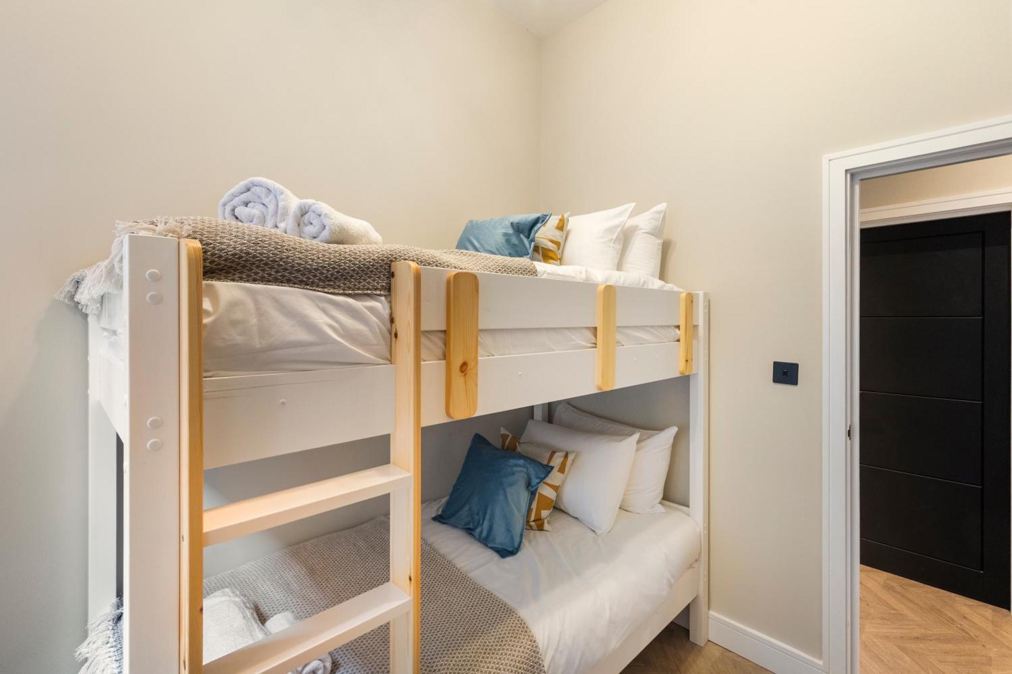 Luxury 3 Bedroom Flat 5 Min To Tube Station London