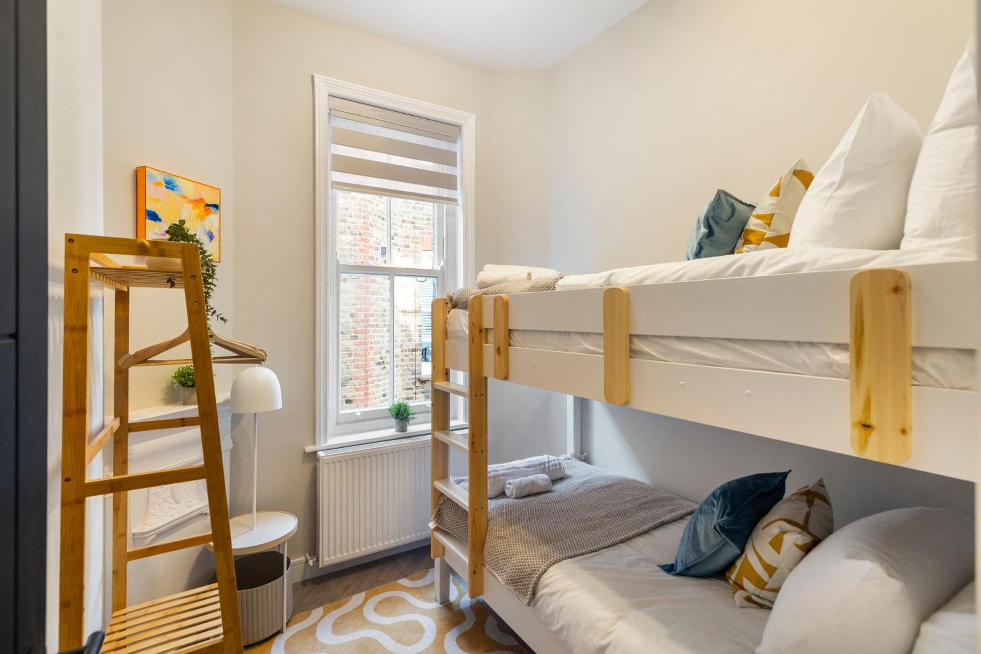 Luxury 3 Bedroom Flat 5 Min To Tube Station * London